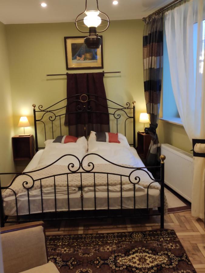 Appartement Dom Pod Zegarem à Przemyśl Extérieur photo